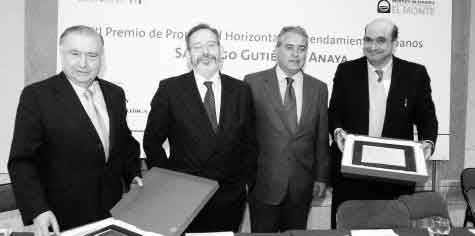 De izquierda a derecha, Jaime Concheiro, uno de los ganadores; Ángel López, Presidente de CAJASOL; Álvaro Ybarra, director de ABC de Sevilla y Joaquín Herrera del Rey, que tambien ha sido galardonado.